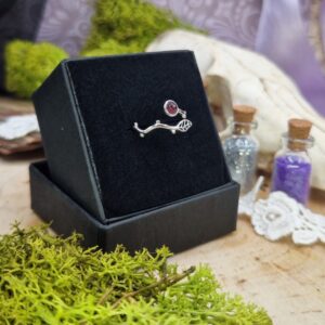 Alternative view of Bague de la Sylve Veilleuse - Grenat et acier inoxydable doré ou argenté