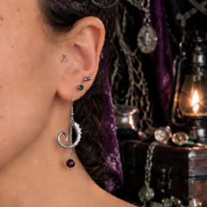 Boucles d'oreille "Le Kraken de la Baie de Morts & Fiers" - Grenat et acier inoxydable doré ou argenté – Image 3