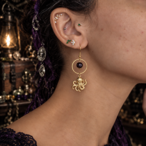 Boucles d'oreille asymétriques "Le Kraken de la Baie de Morts & Fiers" - Grenat et acier inoxydable doré ou argenté – Image 3