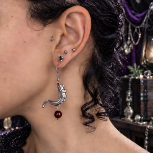 Boucles d'oreille asymétriques "Le Kraken de la Baie de Morts & Fiers" - Grenat et acier inoxydable doré ou argenté – Image 7