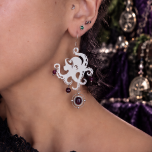 Alternative view of Boucles d'oreille "Le Kraken de la Baie de Morts & Fiers" - Grenat et acier inoxydable