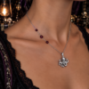 Collier "Mini Kraken de la Baie de Morts & Fiers" - Grenat et acier inoxydable doré ou argenté