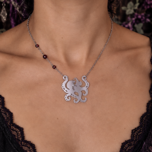 Collier "Kraken de la Baie de Morts & Fiers" - Grenat et acier inoxydable – Image 3